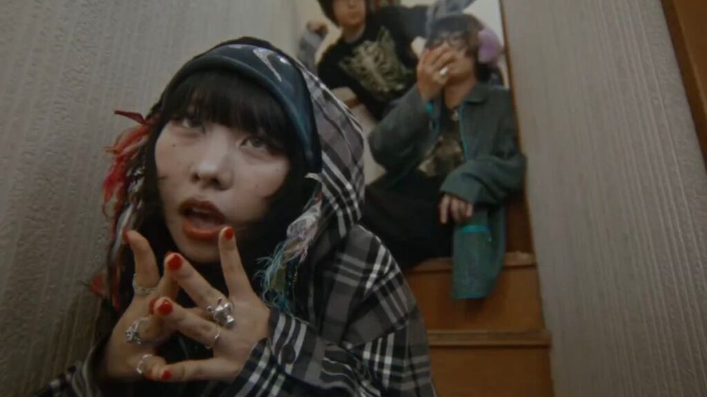 家の階段で歌っているような紫今