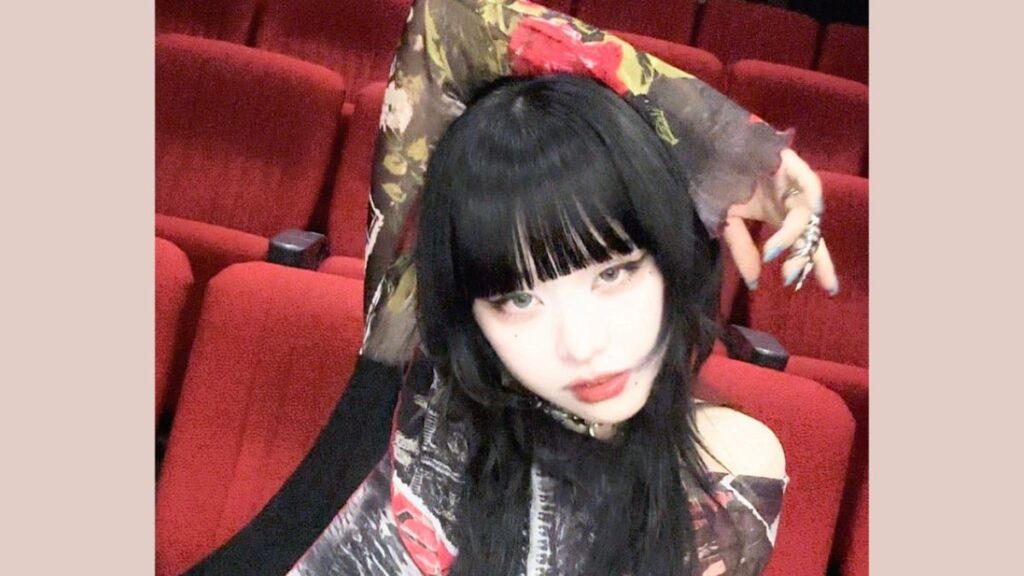 映画館のような場所にいる紫今